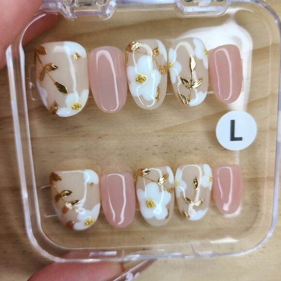 Gilded Floral Press-On Nail Set DIY Easy & Reusable At Home Manicure - Picture 3 of 5